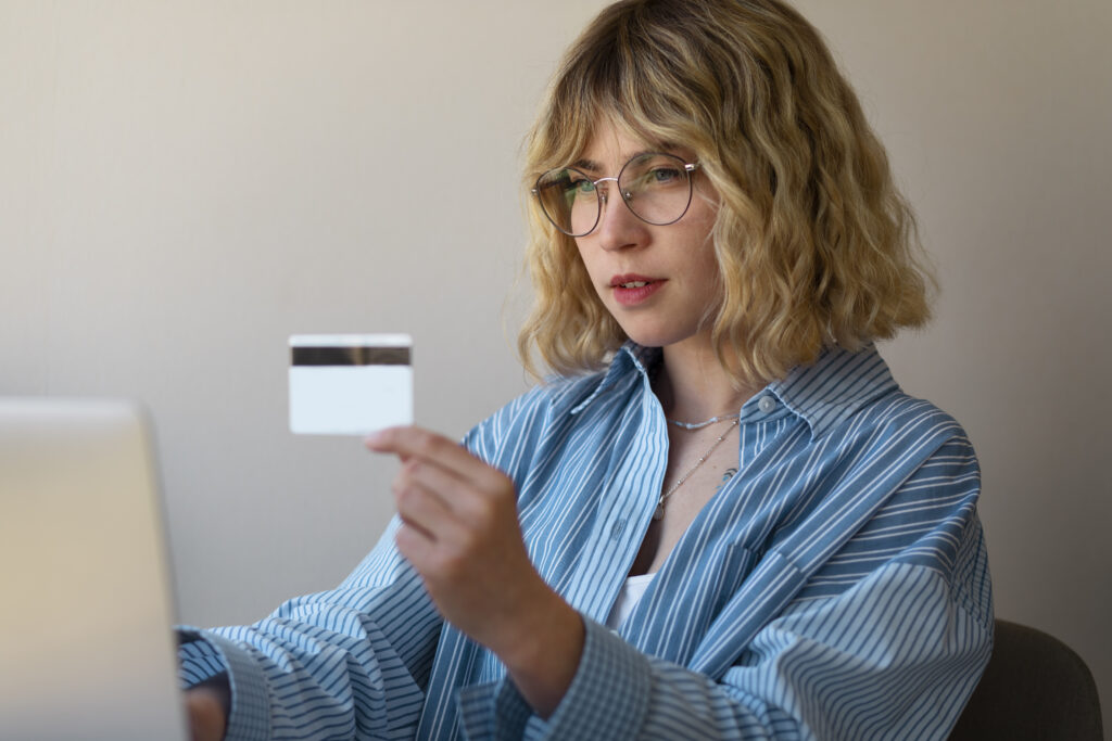 Persona revisando el extracto de una tarjeta revolving con intereses elevados